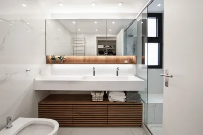 Baño moderno con mueble de madera y mesada integrada — proyecto Depto Amenabar, por Ayelen Mayer Arquitectura, en Buenos Aires